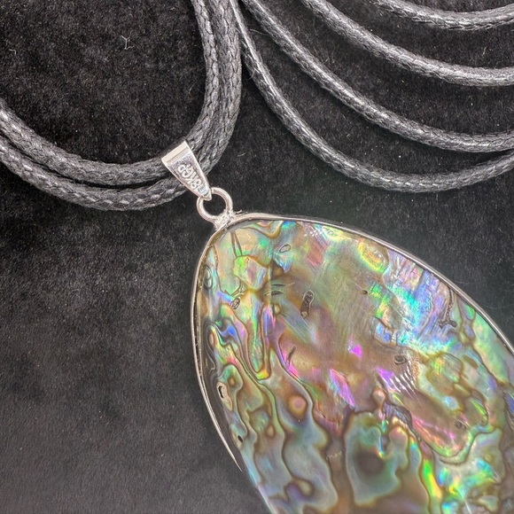 Whole Rainbow Abalone Shell Necklace 18kgp - Picture 2 of 4